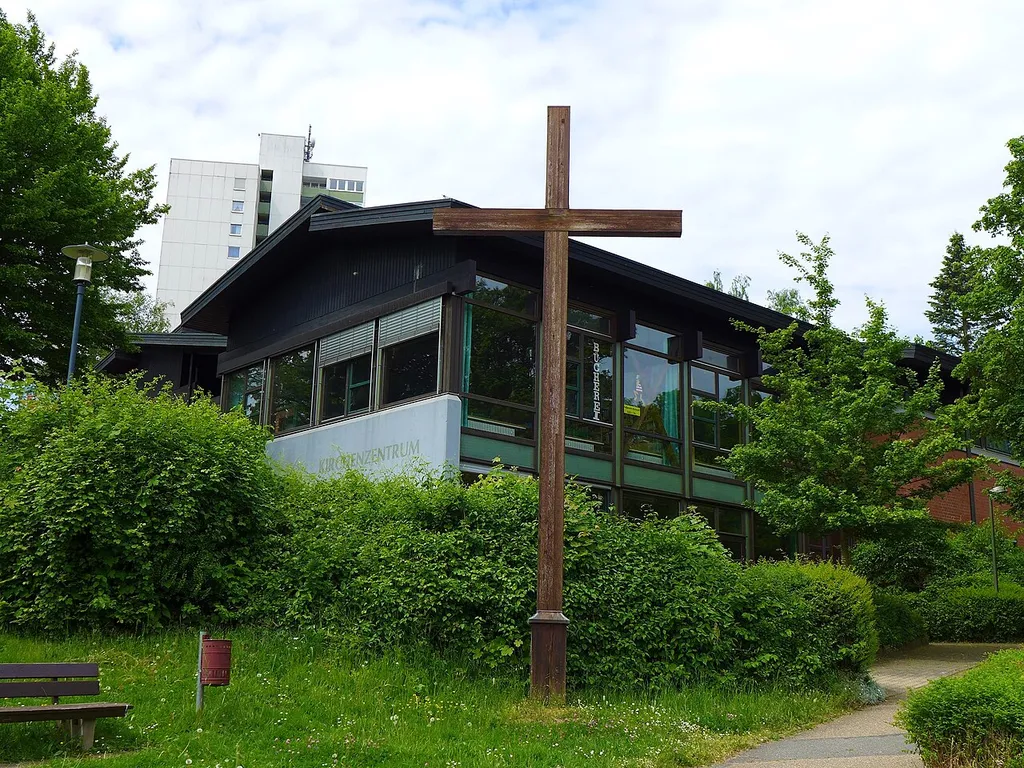 Wertheim-Wartberg, Gemeindezentrum, im Hintergrund ein Hochhaus (Geschosswohnungsbau).