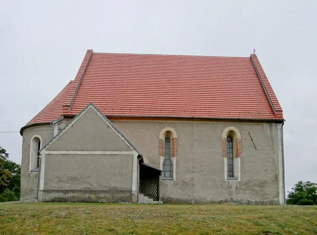 Biedrzychowice Dolne - Kościół z romańskim rodowodem (XIII w.)