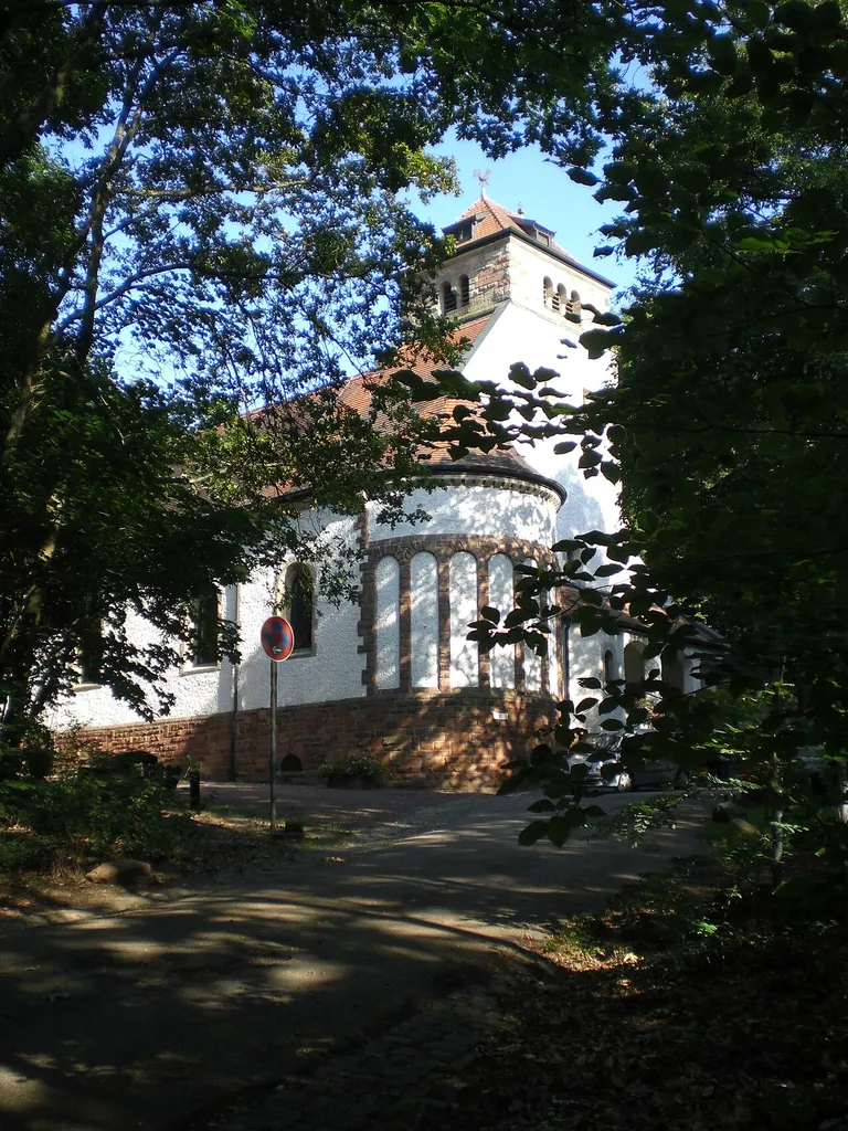 Frontansicht mit Turm der de:Klinikkirche Homburg
