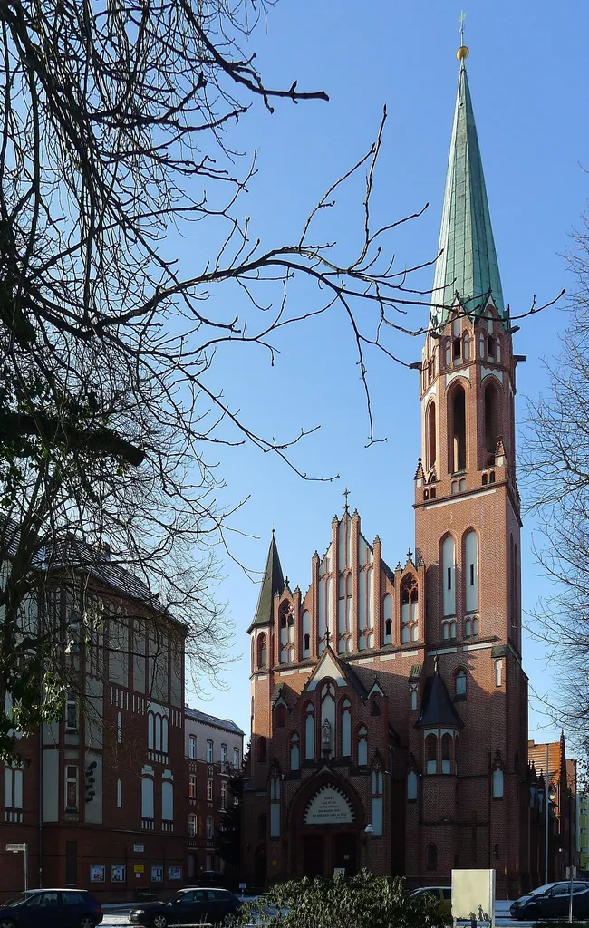 Giebelseite mit Portal und nebenstehenden Turm.