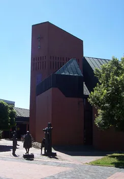 Die Emmauskirche vor der Umgestaltung und der Marktplatz mit der Kreuzabnahme