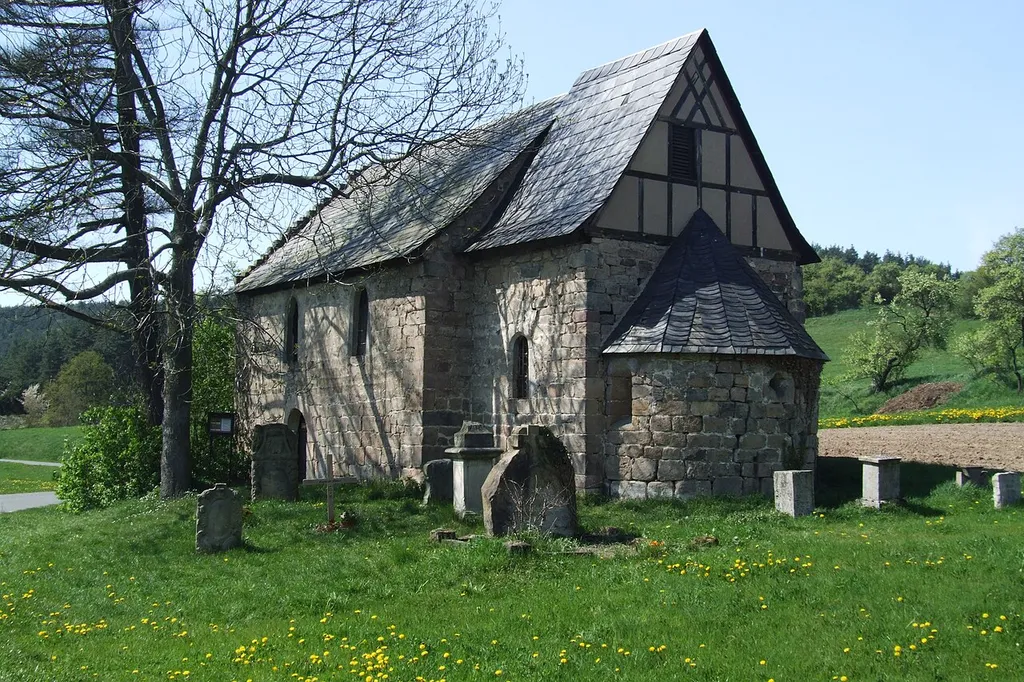 Kirche in Weitersdof Kunsthistorisch bemerkenswert ist die Weitersdorfer Kapelle (Missionskirche). Seit der Gründung im späten 12. Jh. war das kleine turmlose romanische Gebäude die Kirche des später wüst gewordenen Dorfes. Der Grundriss zeigt die typische Staffelung der spätromanischen Dorfkirchen in Thüringen: An den Saal (Langhaus) mit 7,5 m Länge und 5,5 m Breite schließt sich östlich das Chorrechteck an (2,8 m x 3,5 m), den Abschluss bildet eine 2,5 m breite, halbrunde Apsis. Die aus Großquaderwerk errichtet Kirche hat einen abgestuften Westgiebel, die West- und Nordseite sind fensterlos. Noch aus romanischer Zeit stammen die kleinen Vierpassfenster an der Ostseite der Apsis und ein Rundbogenfenster an der Südseite des Altarraumes. Im Jahre 1644 wurde der Bau neu ausgestattet. Der Chorteil erhielt eine tonnenförmige Holzdecke, das Obergeschoß des Chorrechtecks wurde in Fachwerkbauweise höher als ursprünglich errichtet, so dass der Dachfirst heute den des Langhauses überragt. Das Langhaus erhielt eine hölzerne Empore im nördlichen und westlichen Teil des Saales. Bei Restaurierungsarbeiten in jüngster Zeit entfernte man die tonnenförmige Holzdecke aus der Barockzeit im Chor, führte jedoch den Aufbau über dem Chor nicht auf das ursprüngliche Maß zurück. An das Langhaus schließt sich das von Triumph- und Chorbogen begrenzte Chorrechteck an. Den östlichen Abschluss bildet eine mit kleinen Vierpaßfenster und Lichtschlitz versehene Apsis. Die heutige Gestalt geht auf Umbauten des 17. Jhd. zurück. Damals erhielten Langhaus und Chor größere Fenster, das Dach des Chorraumes wurde gehoben und der Fachwerkgiebel gebaut. Von dem Baukörper ist die Apsis in ursprünglicher Form erhalten. Nachdem bereits 1957 Reparaturen durchgeführt worden waren, erfolgte seit 1983 eine umfassende Restaurierung. Baustil: Romanisch Bemerkenswert: Vor der kleinen Dorfkirche steht eines der größten Steinkreuze Thüringens, ein gotisches Kreuz mit einer Gestalt, wohl eines Bischofs. Einige Grabstei