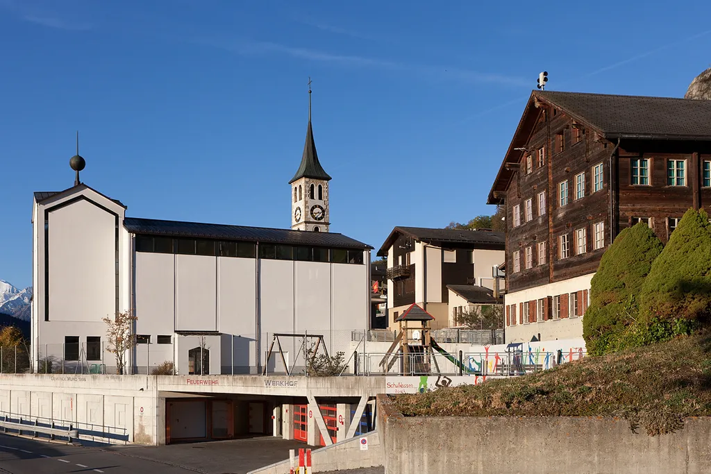 Kirche St. Jakob und Schulhaus in Mund, dem Safran-Dorf