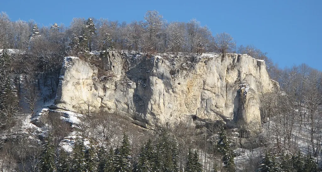 Burgfels mit der Burgstelle der völlig abgegangenen Burg Spaltfels.