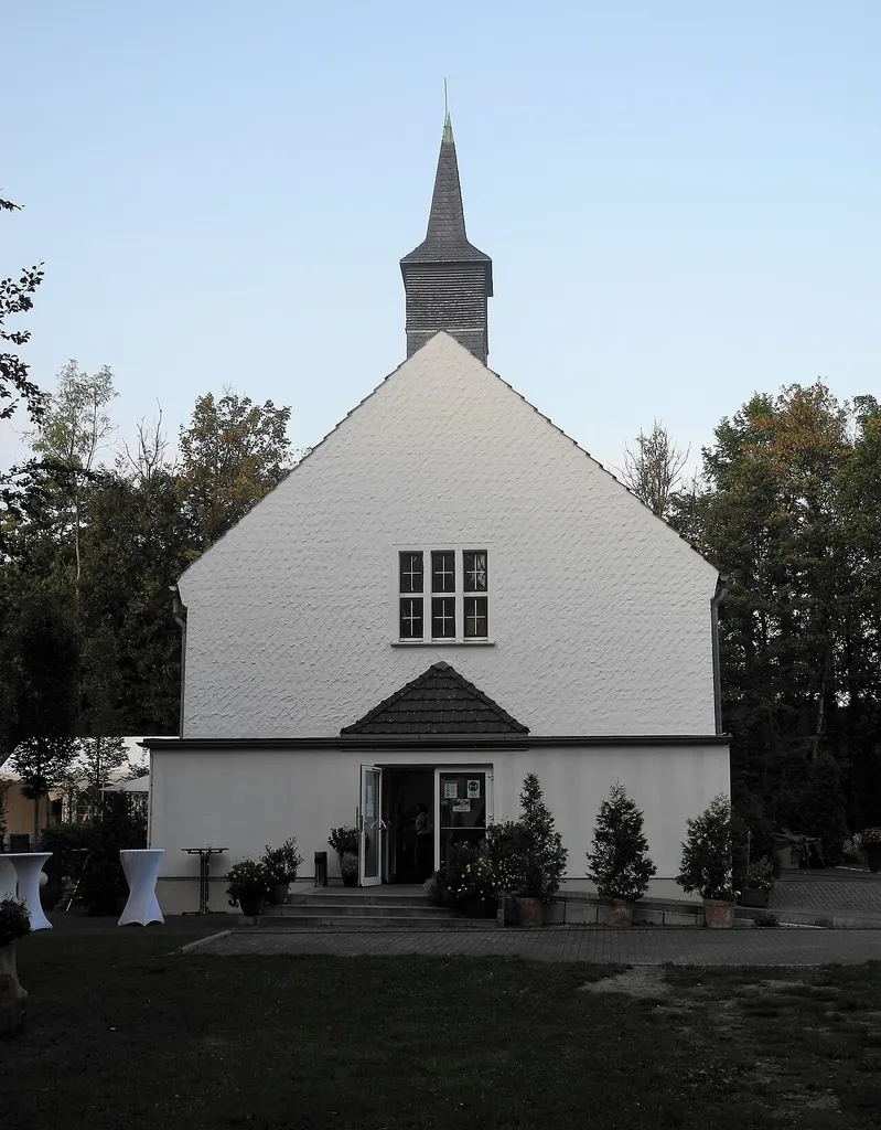 Wuppertal, Wohnquartier Lüntenbeck, Lüntenbecker Weg 42, ehem. ev. Markuskirche, heute Tanzschul-Nutzung, von Südwesten
