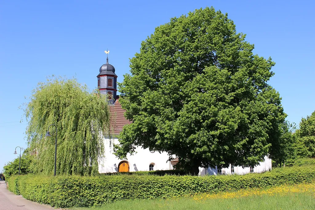 Das Foto zeigt die evangelische Kirche von Obersimten aus südlicher Richtung von der Kirchstraße aus gesehen.