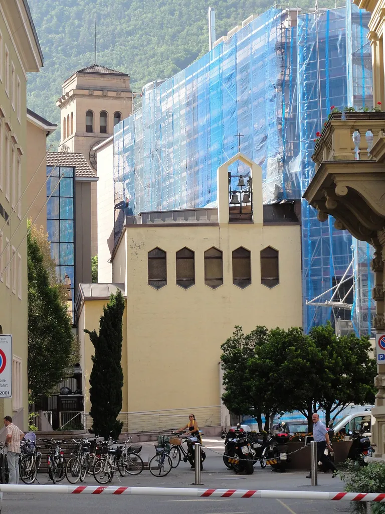 Bozen-Bolzano — Kirche Regina Angelorum am Silvius-Magnago-Platz, Architekt Guido Pelizzari