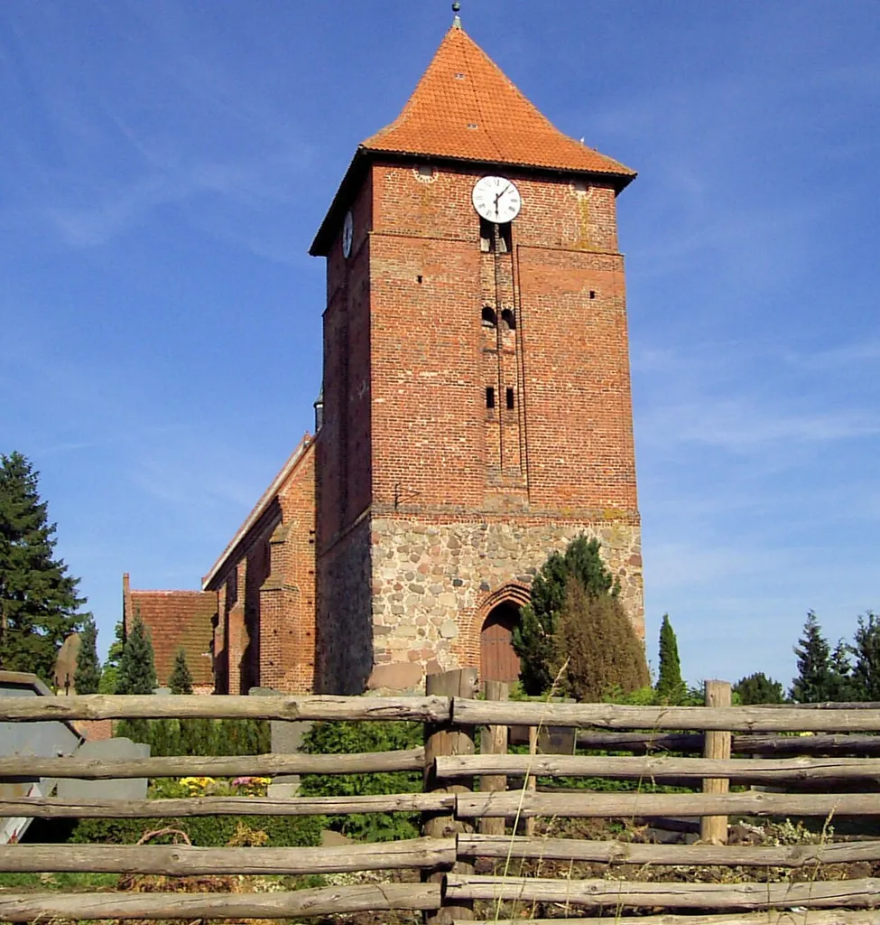zweischiffige Kirche in Tarnow, Deutschland