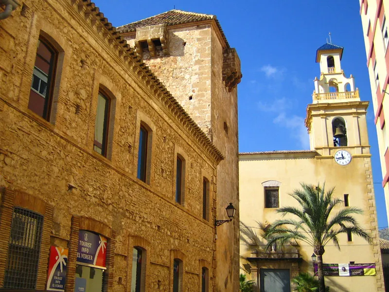 Torre del Palau i l'església de Sant Roc a El Verger, Marina Alta, País Valencià.