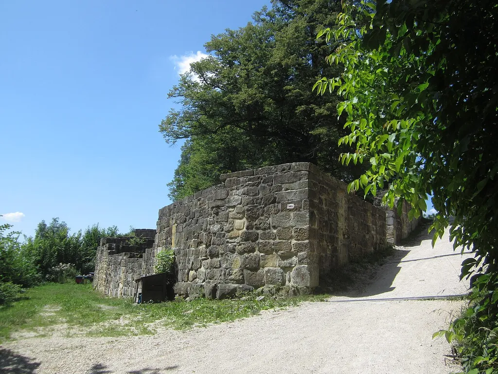 Burg Hohenstaufen, Mauerreste am Tor