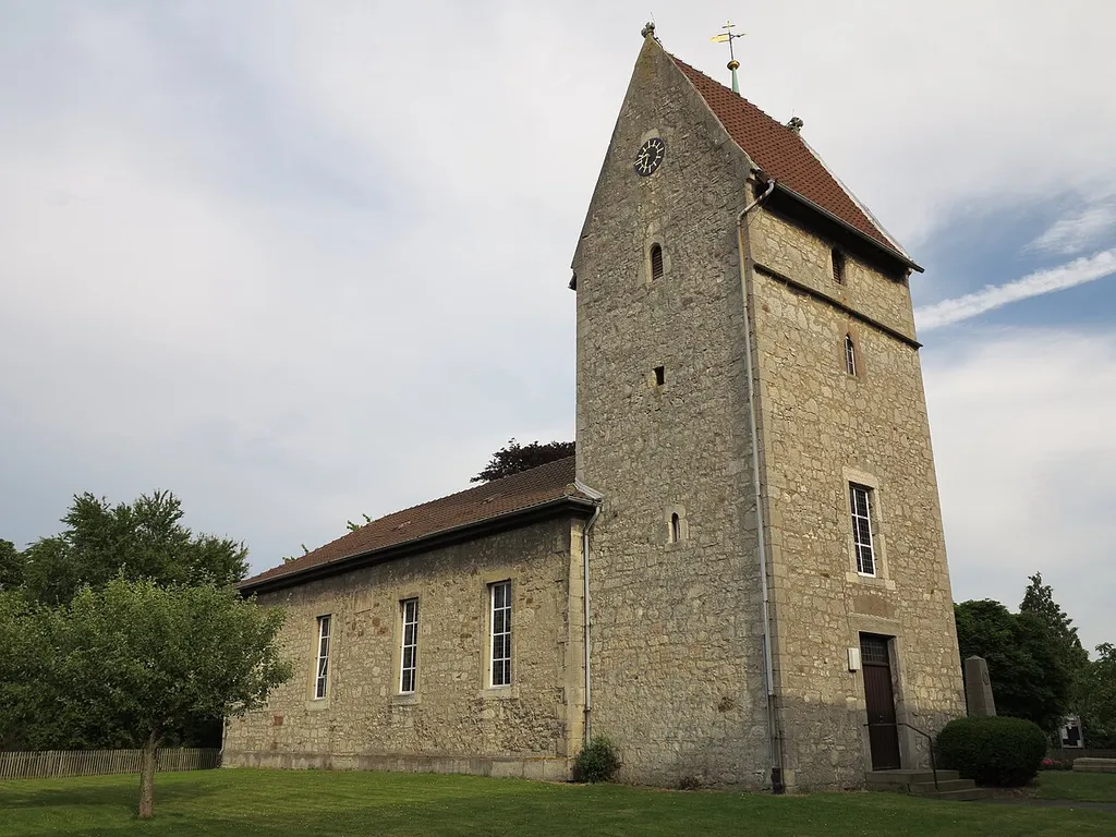 Hötzum: Die evangelisch-lutherische St.-Petri-Kirche