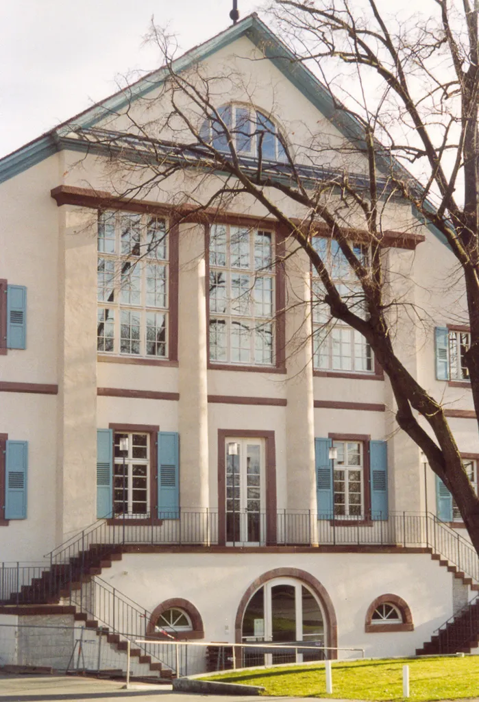 Karlsruhe : Vorderseite Stephanienbad. Erbaut 1811 beeindruckt die kraftvolle, wuchtige Wirkung, die originelle Interpretation eines Säulen-Portikus. Heute Gemeindezentrum der Paul-Gerhardt-Gemeinde.
