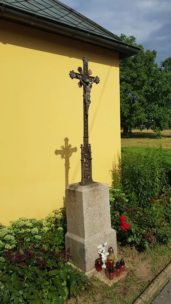 Kříž u kostela sv. Františka z Assisi ve vilové části Chodova (Praha 11)