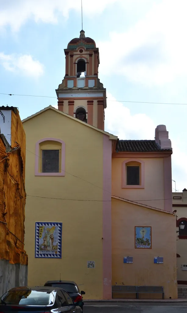 Església de sant Antoni Abat de Favara, lateral. L'església va començar a construir-se en 1748 i s'acabà en 1760. D'estil neoclàssic, posteriorment fou realitzat l'ampliació del braç del creuer per situar la capella de la Comunió. La casa abadia, comunicada amb l'església, custodia l'arxiu des de 1621. L'interior presenta un estil neoclàssic, amb altars i decoracions pròpies d'aquest estil.