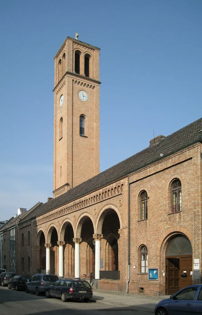 Straßenfront der St.-Lukas-Kirche nach dem Wiederaufbau