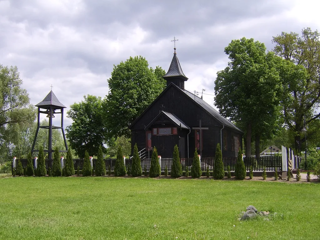 Mała Nieszawka - dawna kaplica mennonicka, obecnie kościół rzymskokatolicki pw. Najświętszego Serca Pana Jezusa (drewn., 1890); cmentarz przykościelny