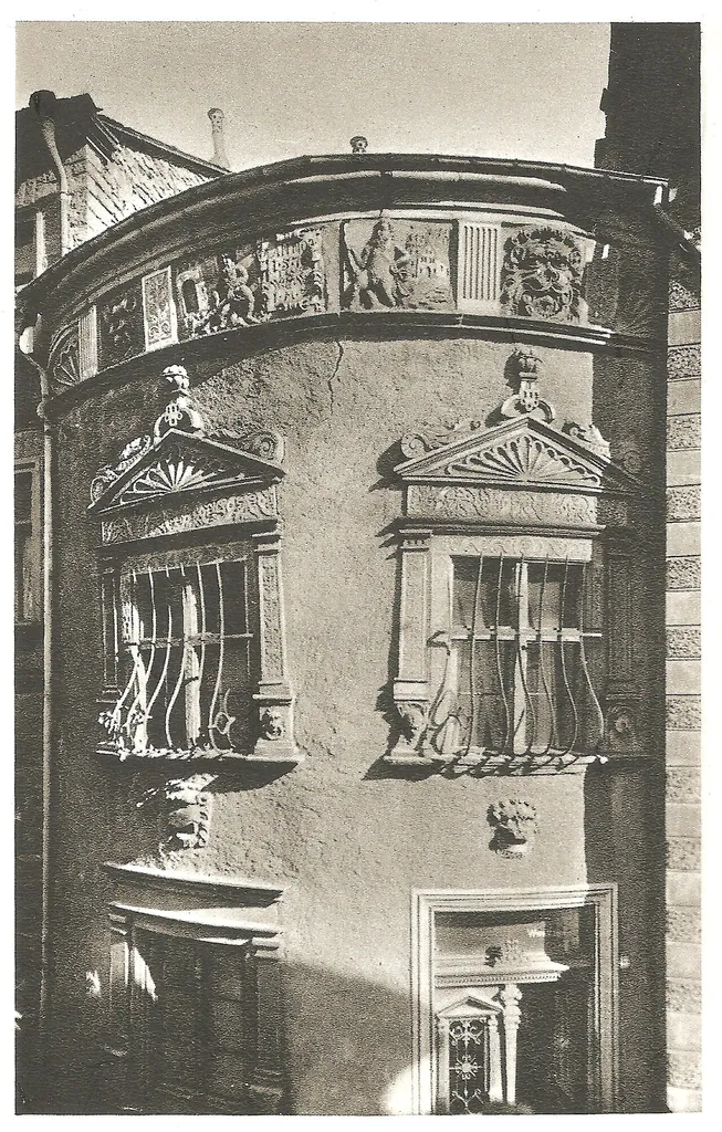54634 Bitburg, Hauptstraße 43. Das ehemalige Wohnhaus Cobenturm wurde 1944 kriegsbedingt stark beschädigt und 1947 abgerissen. Überreste sind Spolien des Frieses vom sogenannten Cobenturm, zwei reliefierte Tafeln, zwei Konsolen, vier kleine Sockel, Metope, Inschrifttafel bezeichnet 1576 (Umbau), Kamin, Engelsköpfe und -figuren. Scan von 2018.