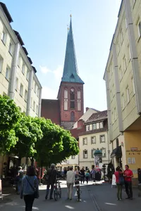Nikolaikirchplatz, Nikolaikirche, Reste verschiedener Bauphasen, Friedhof, 12.-15. Jh. (siehe Ensemble Nikolaiviertel und Baudenkmal Nikolaikirchplatz, Nikolaikirche) Nikolaikirchplatz