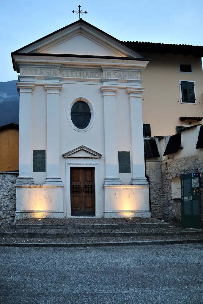 chiesa di San Leonardo in Sarnis, Borghetto sull'Adige, facciata.