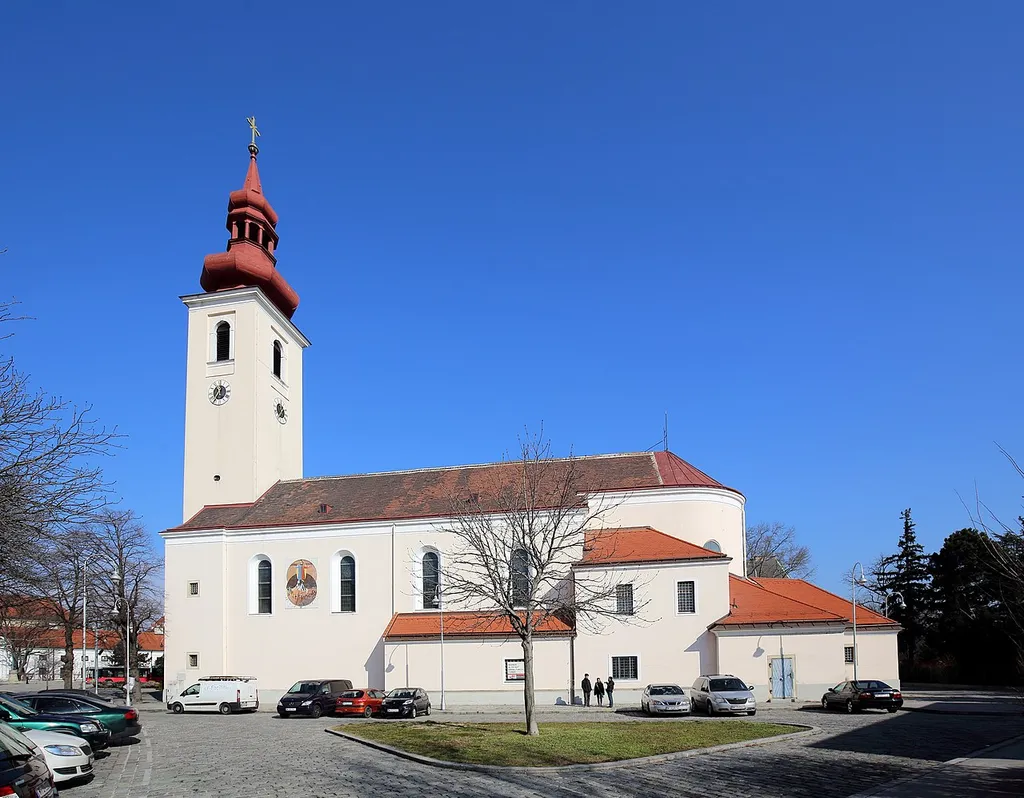 Südansicht der katholischen Pfarrkirche hll. Peter und Paul in Kaiserebersdorf, ein Ortsteil der österreichischen Bundeshauptstadt Wien.