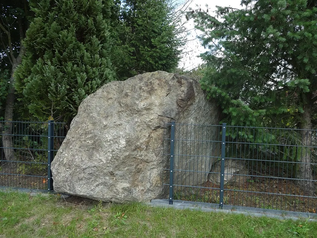 Naturdenkmal Findling im Zaun von Merzdorf 47a(die Familie serviert jedem Interessierte Kaffee und Kuchen) in Merzdorf (Baruth/Mark)