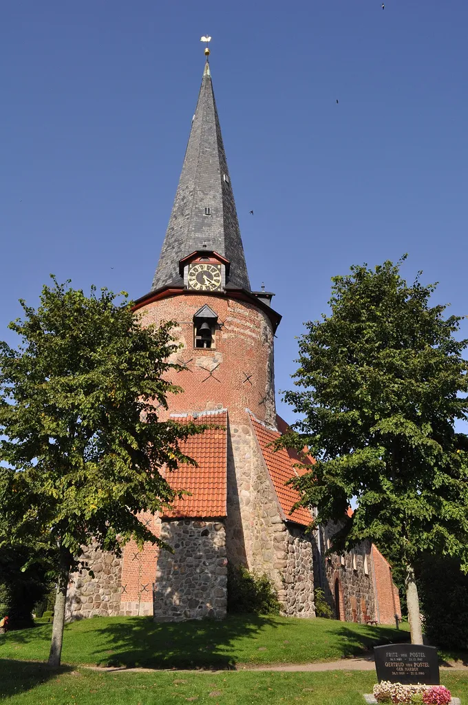 Blick von Südwesten auf die Vicelinkirche in Pronstorf.