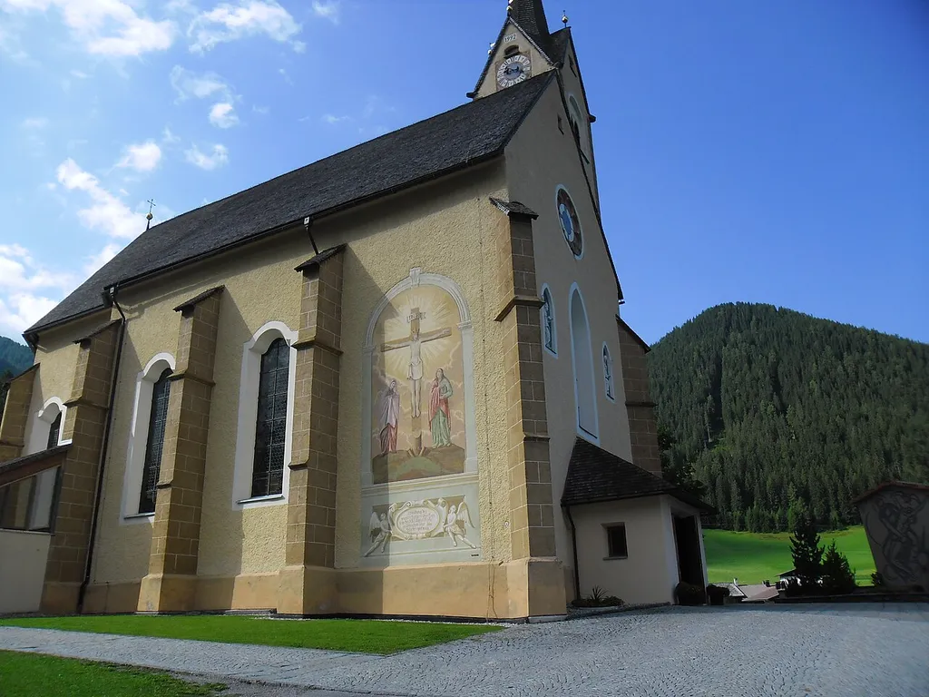 Kath. Pfarrkirche St. Leonhard in der Gemeinde Kartitsch in Osttirol (Österreich).