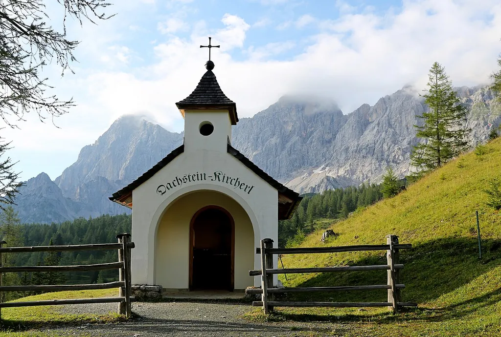 Das Dachstein-Kircherl bei der Brandalm am Nordwesthang des Brandriedel. Im Hintergrund die Dachsteinsüdwand. Ramsau am Dachstein, Steiermark, Österreich