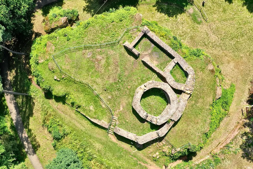 Luftbild der Merburg auf dem Malafelsen bei Homburg/Kirrberg.