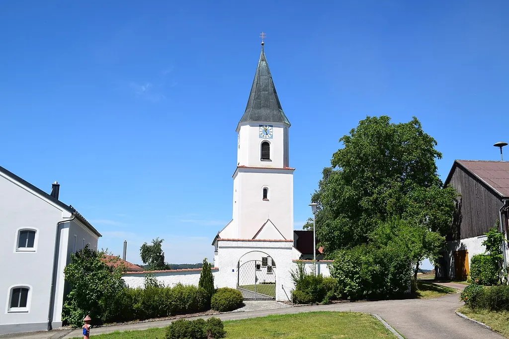 Saalkirche mit Walmdach und wenig eingezogenem Rechteckchor und Chorturm