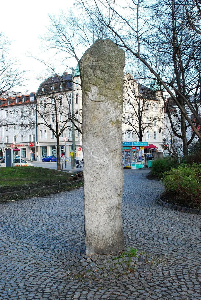 Burgfriedensstein Nummer 9 am Elisabethplatz in Schwabing-West, Stadtteil von München, Regierungsbezirk Oberbayern, Bayern. Als Baudenkmal unter Aktennummer D-1-62-000-1473 in der Bayerischen Denkmalliste aufgeführt. Laut Denkmalliste 1958 am Elisabethplatz aufgestellt, ursprünglich von 1460, 1728 überarbeitet.