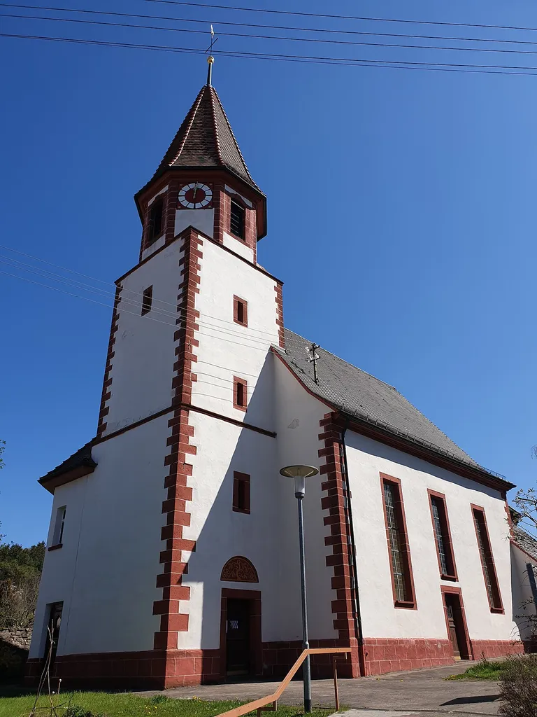 Blick von Südwesten auf die Blumhardtkirche in Möttlingen