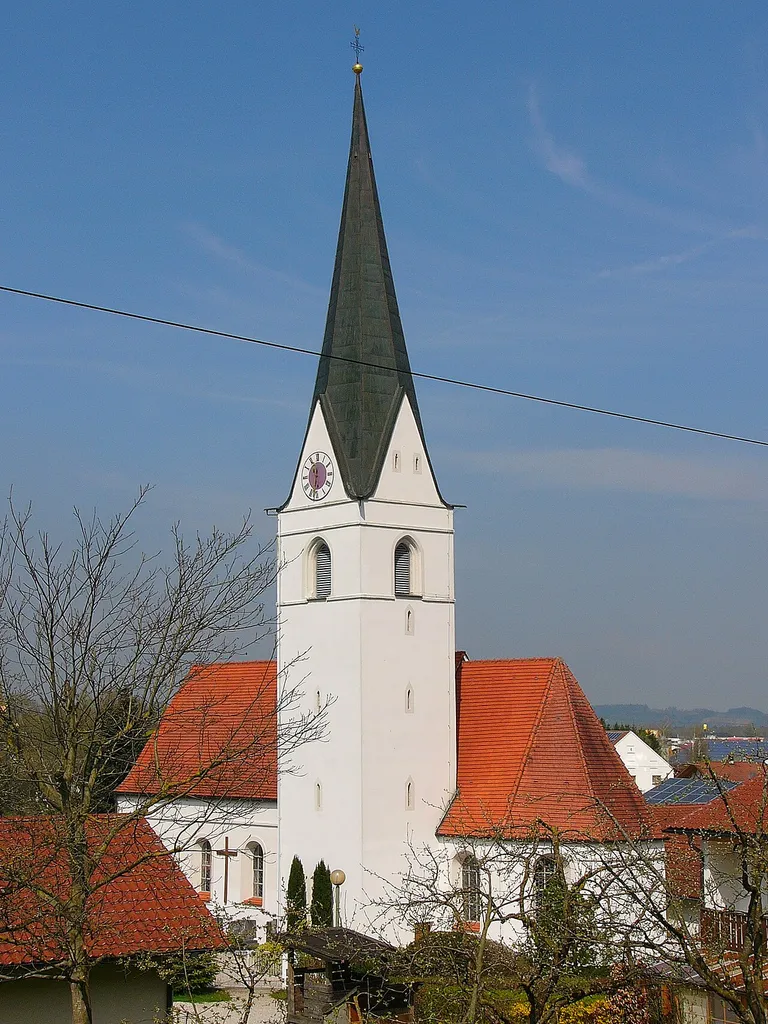 Kath. Kirche St. Veit. Saalkirche, südlich Chorflankenturm mit Spitzhelm, spätgotische Anlage der 2. Hälfte 15. Jahrhundert, erneuert 1856 und 1886; mit Ausstattung; mit Friedhofsmauer, 18./19. Jahrhundert.