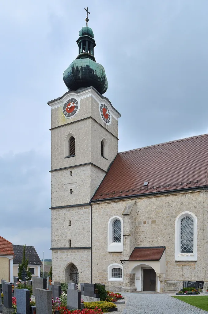 The catholic parish church of Niederneukirchen was built in 1488.
