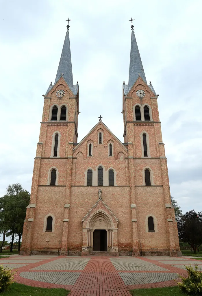 Törökszentmiklós, Szentháromság templom, épült 1898-1913 között, Aigner Sándor tervei szerint