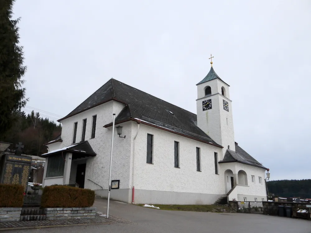 Kath. Pfarrkirche Maria Lourdes und Kriegerdenkmal