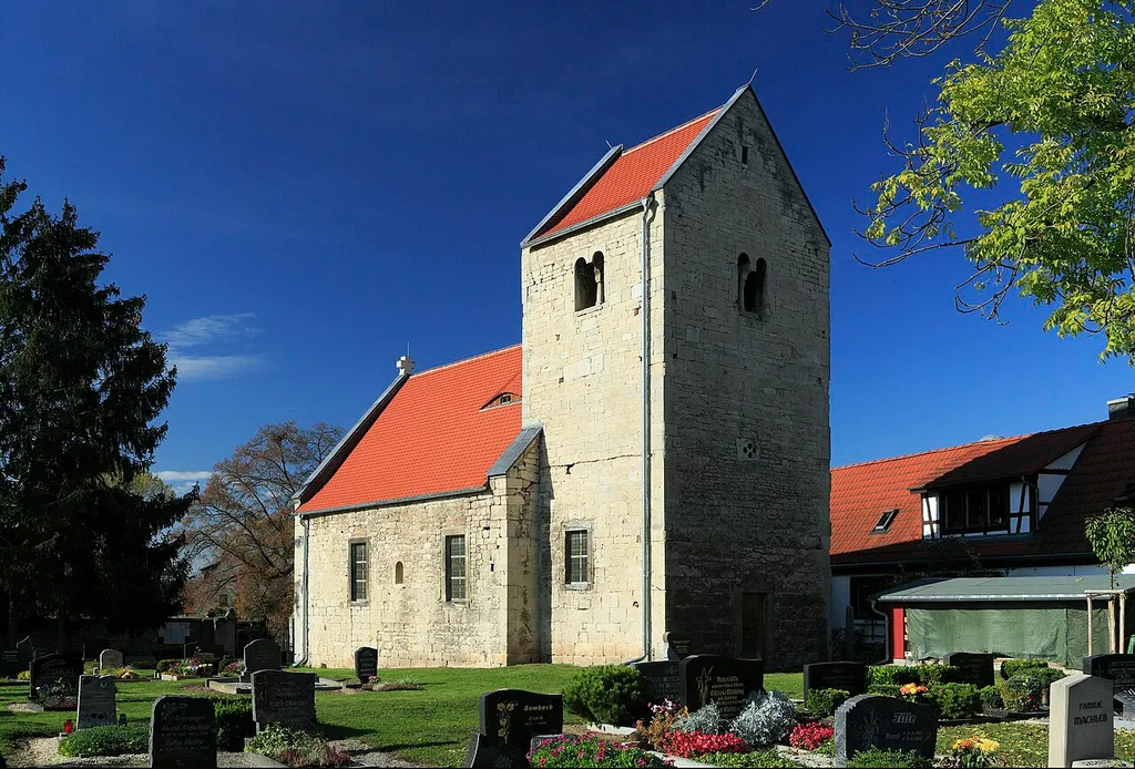 Chorturmkirche, der Turm steht dort, wo üblicherweise eine Apsis liegt.