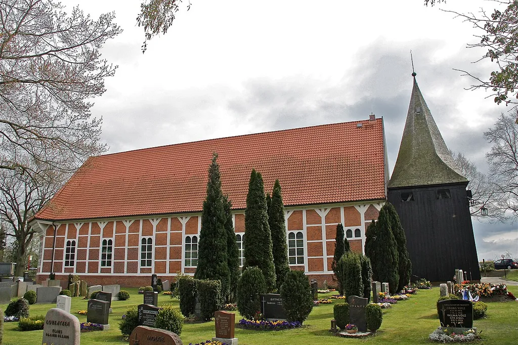 Hamburg, Allermöhe, Dreieinigkeitskirche, Ansicht vom Friedhof