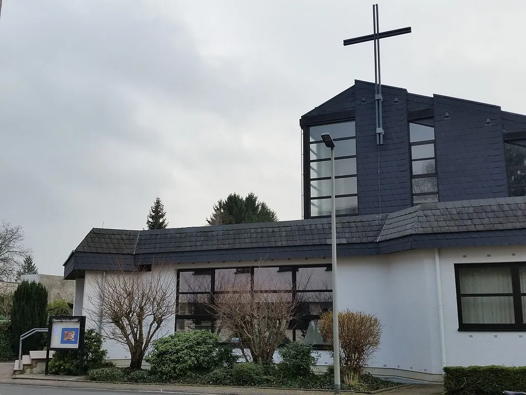 1984 war Einweihung des zweiten Hauses (Bild) mit großem Gottesdienstraum. Bad Homburg, Sodener Str. 18