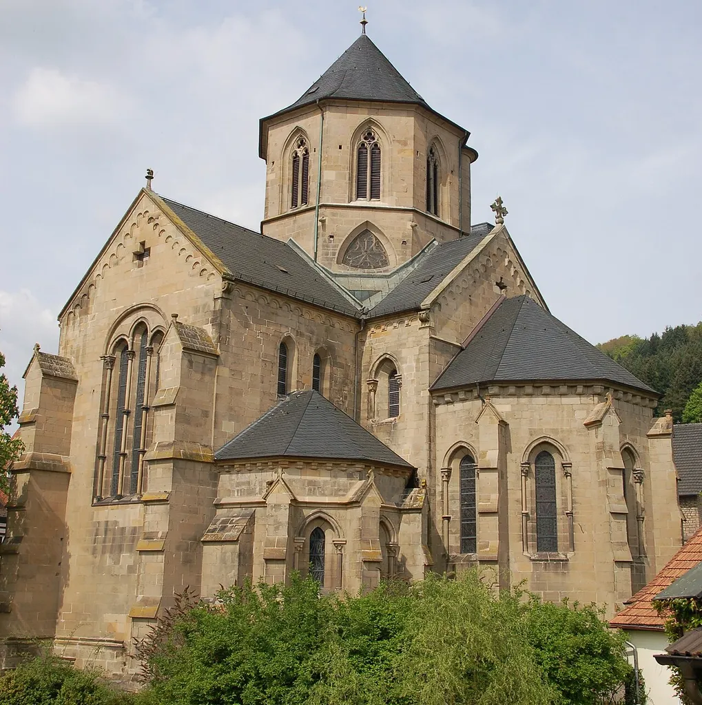 Die dreischiffige evangelische Kirche in Offenbach-Hundheim.