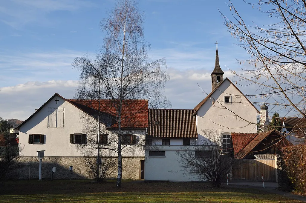 Kapuzinerkloster, Kloster und Klosterkirche an der Kapuzinerstraße 2 in Bludenz. 1645 gegründet, Kloster 1649/50 von den Maurermeistern Christoph Schueler und Adrian Keller erbaut, 1752 Bau der Krankenabteilung, jetzt Winterchor, 1756 Erweiterung gegen Osten (Provinzialtrakt), 1927 Erweiterung nach Norden, 1941-45 Aufhebung, Rechteckanlage um Klosterhof, nördlich Klosterkirche, westlich Lourdeskapelle, Klosterkirche Zu Maria Heimsuchung 1648/49 von Christoph Schueler und Zimmermeister Andreas Neyer erbaut, 1651 nach Brand wiederhergestellt und geweiht, schlichter Bau mit Langhaus, eingezogenem gerade abschließendem Chor unter gemeinsamem Satteldach, Turm mit Spitzhelm über der Chormitte.