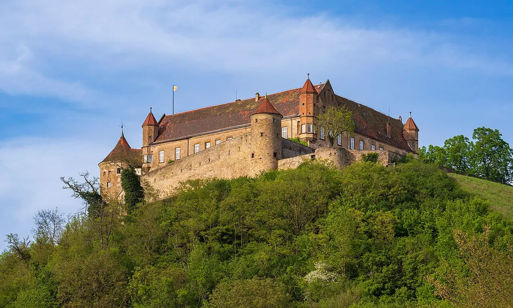 Untergruppenbach (Landkreis Heilbronn): Burg Stettenfels, Ansicht von Süd-Südwesten im Frühling.