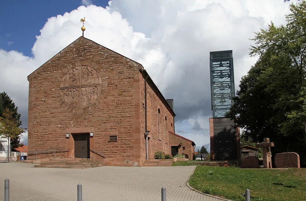 Pirmasens-Ruhbank, Kirchstraße 2; evangelische Friedenskirche; vierachsiger Saalbau, in der Eingangsfassade großes Kreisfeld mit Reliefdarstellungen, wohl um 1950.