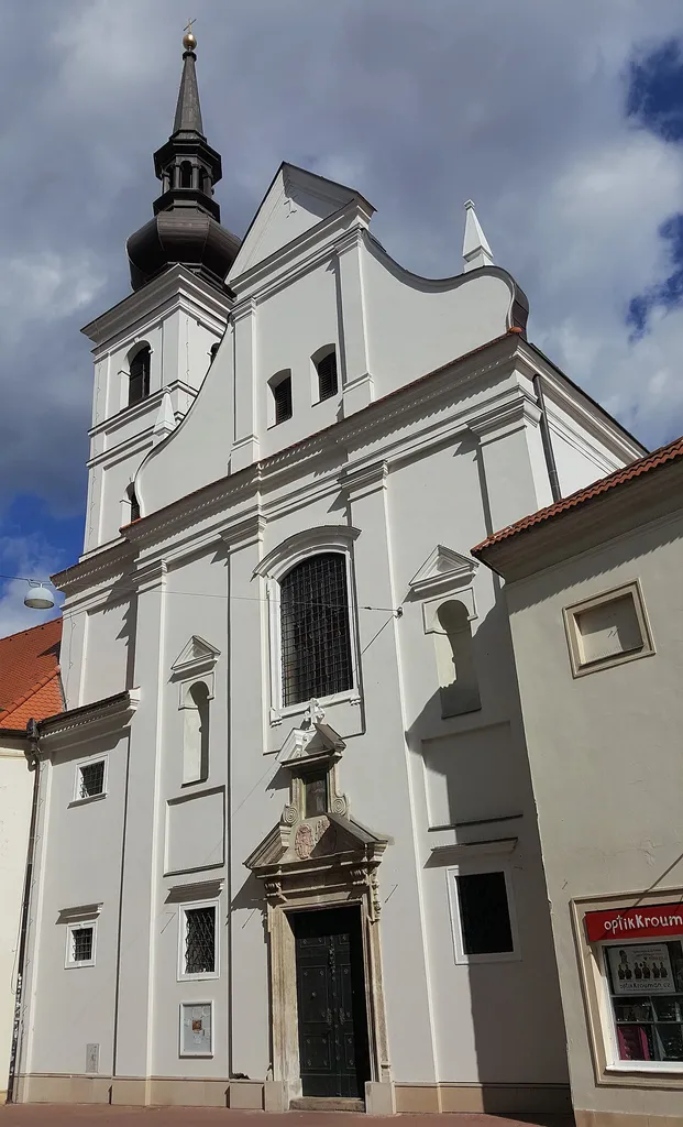 Barokní průčelí bývalého klášterního kostela voršilek sv. Josefa v Brně na Josefské ulici.