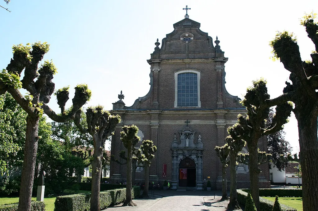 Vrijstaande barokkerk, deels van circa 1640, deels van 1679-1687. In de loop van de 19de eeuw werden herhaalde malen herstellingen aan ramen, dak en voorgevel uitgevoerd. Bij de beschieting in 1944-1945 werd de kerk zwaar beschadigd en in 1949 gerestaureerd. De volledige buitenrestauratie, met inbegrip van de glas-in-loodramen werd in 1998-1999 gerealiseerd door architectenbureau Van Boxel, Hectors en Van Laer.