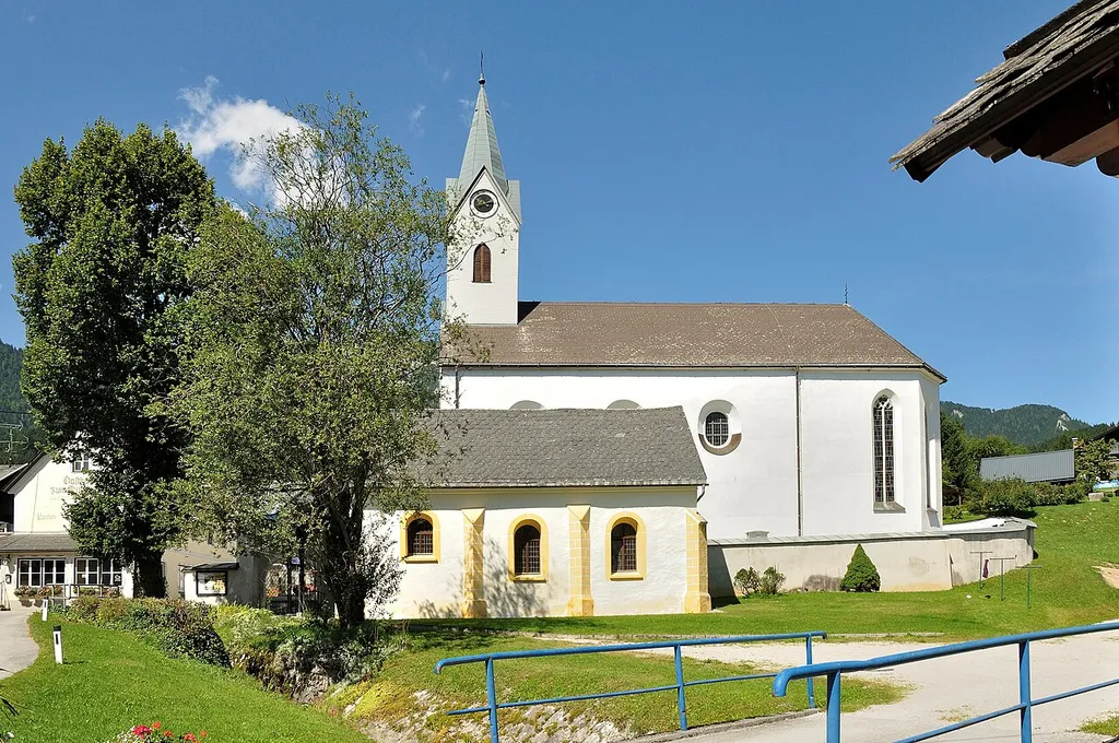 Kath. Pfarrkirche hll. Kosmas und Damian mit Friedhof und Pfarrhof, davor die Sebastianikapelle.