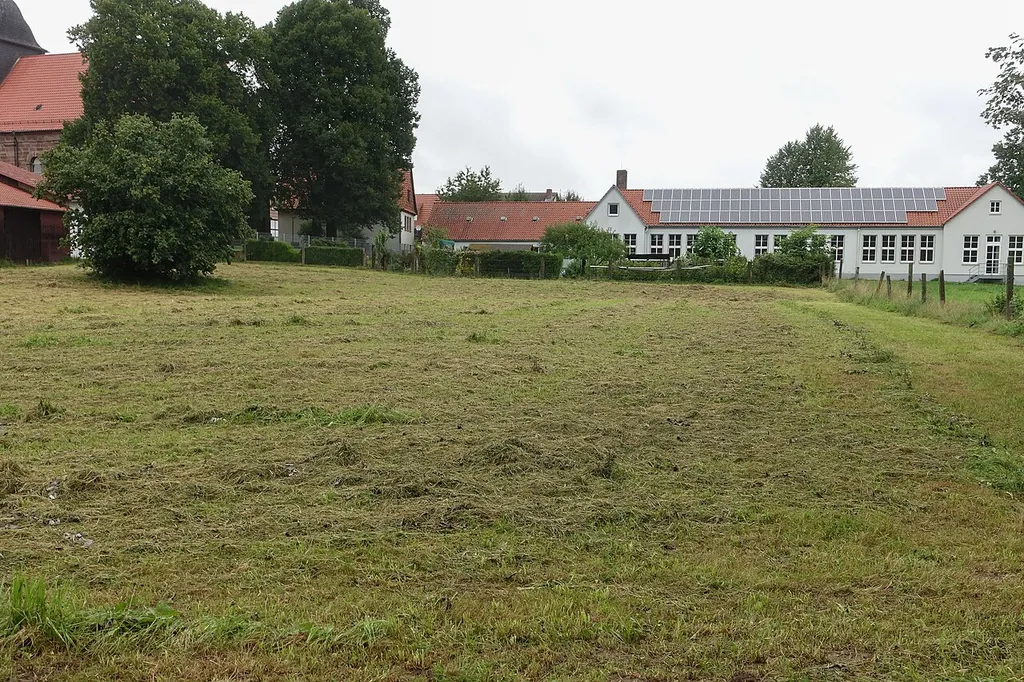 Der verschliffene Hügel der Seeburg in Seeburg