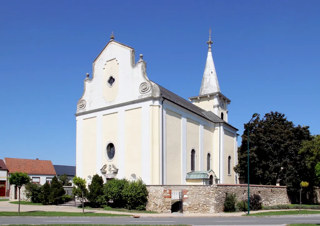 Die kath. Pfarrkirche hl. Maria Magdalena in der burgenländischen Gemeinde Schützen am Gebirge.