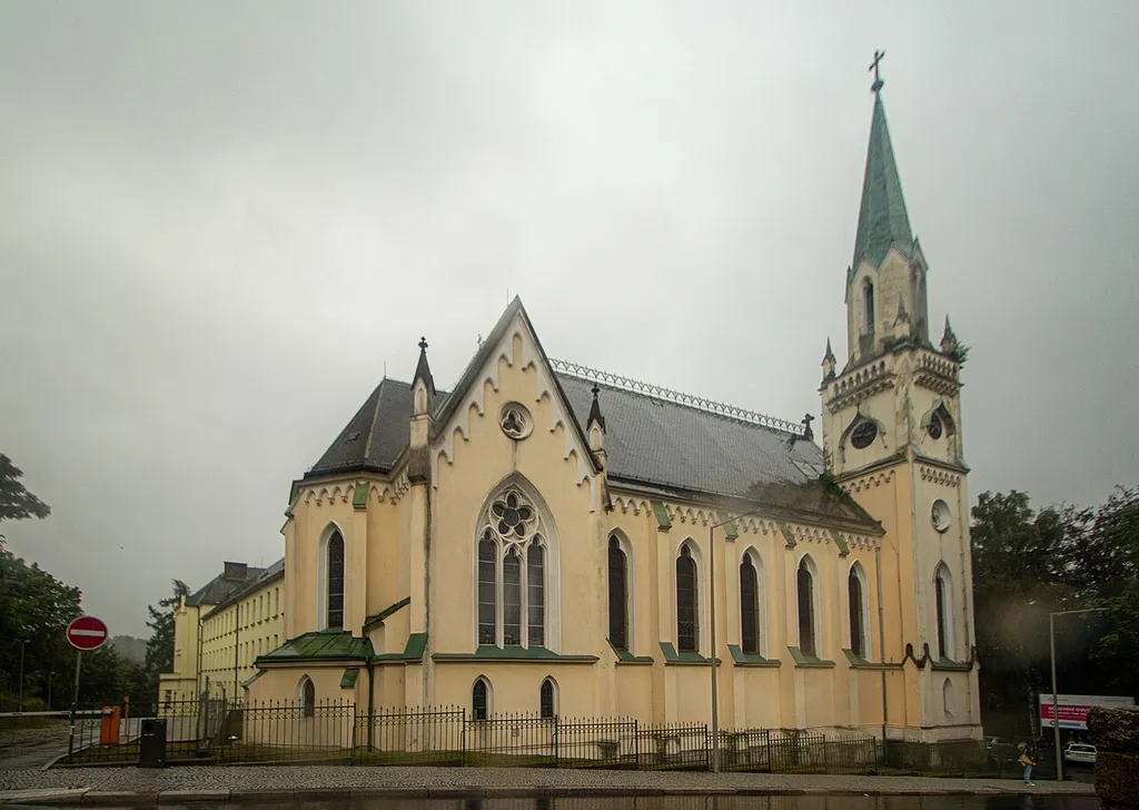 Liberec-Kristiánov, klášter voršilek a kostel Božského Srdce Páně