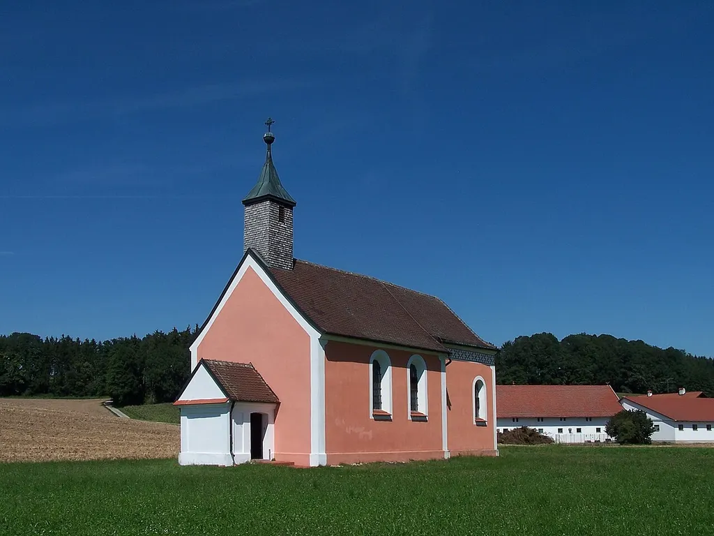 Geberskirchen, Filialkirche St. Nikolaus. Chor spätgotisch, um 1500, Langhaus 18. Jahrhundert; mit Ausstattung.